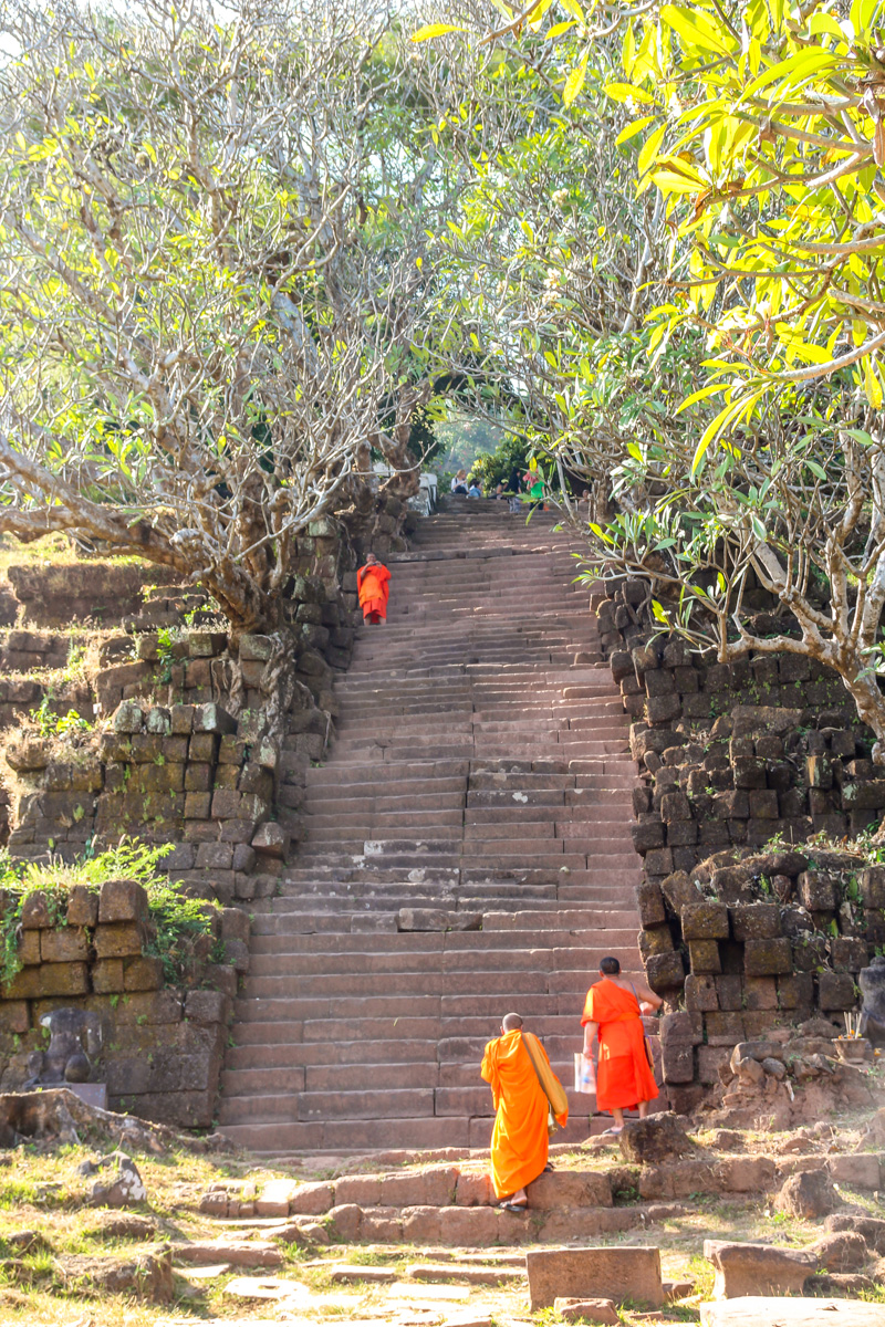 Los monjes también acuden a Champasak