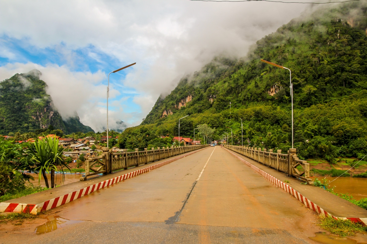 El puente une las dos mitades de Nong Khiaw