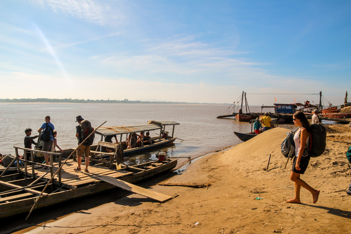 Barca para cruzar el Mekong en Champasak