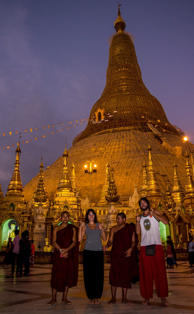Con nuestros dos amigos monjes, Shwedagon Paya, Yangon