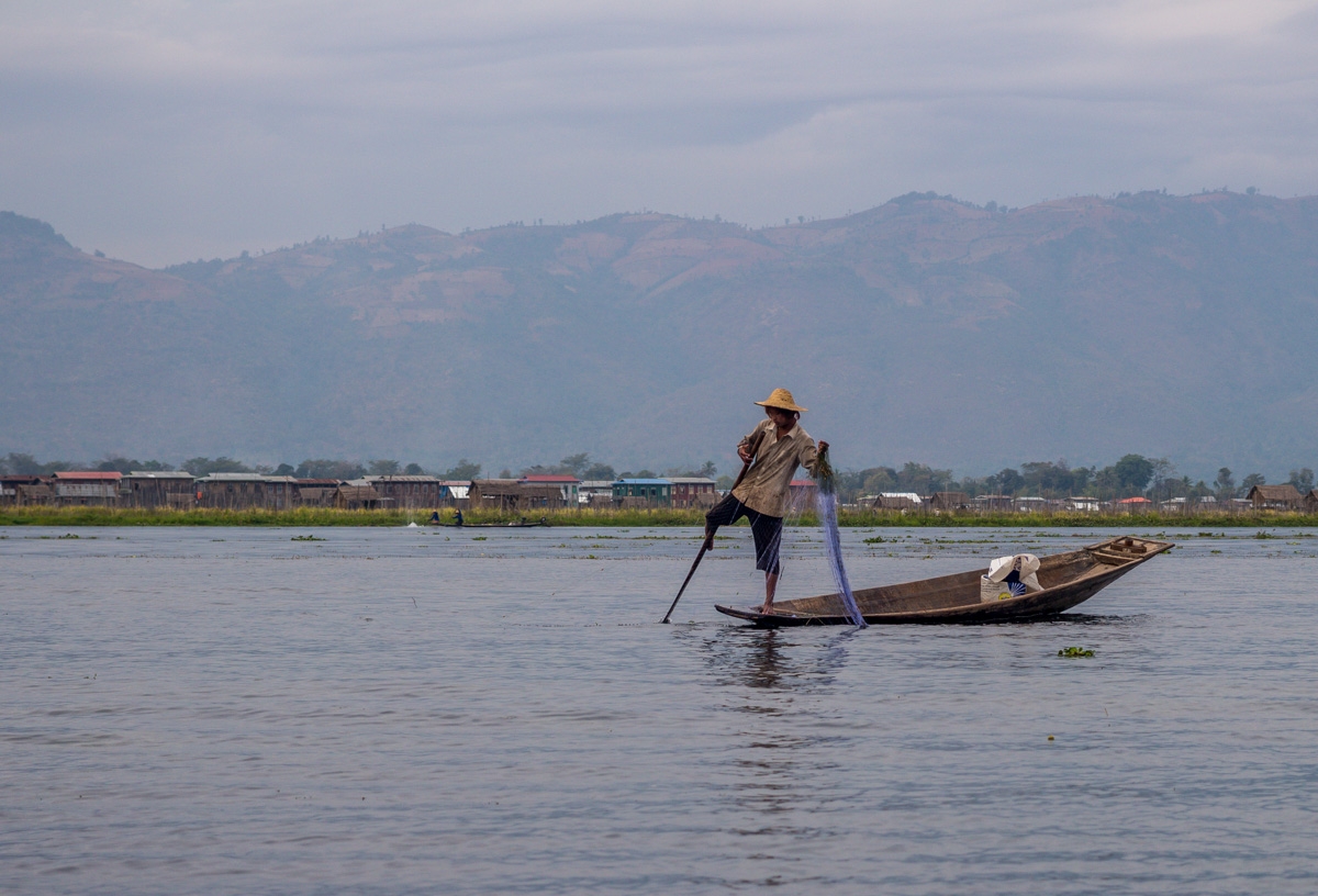 Dominio de pies y manos, Lago Inle