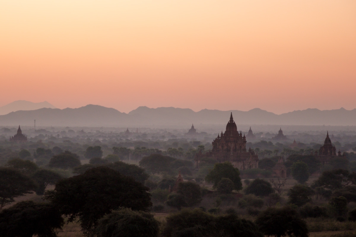 El paisaje repleto de brumas en Bagan