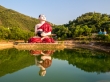 Buda junto al lago