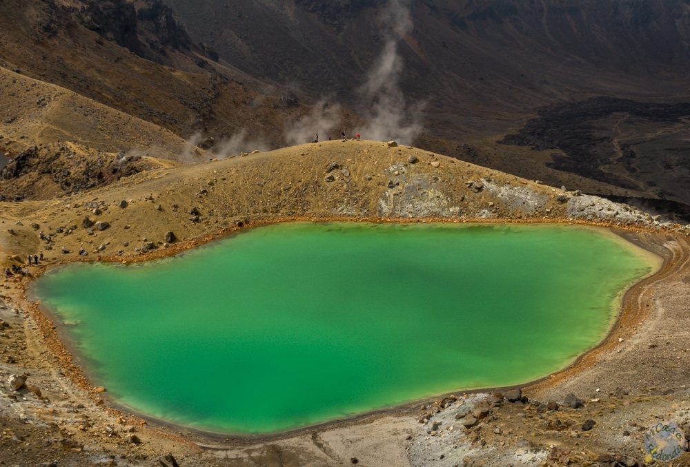 Uno de los Emerald Lakes, con los vapores del volcán emergiendo por detrás