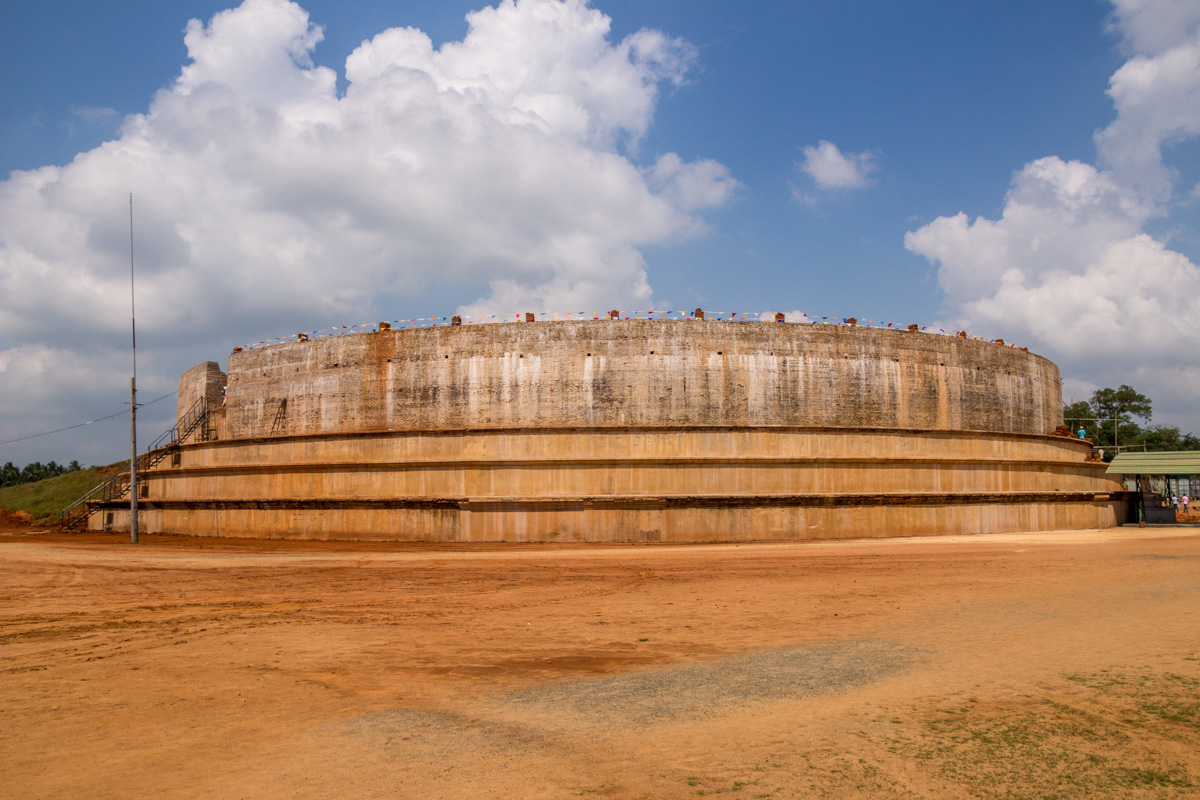 Pagoda gigante en construcción, Anuradhapura