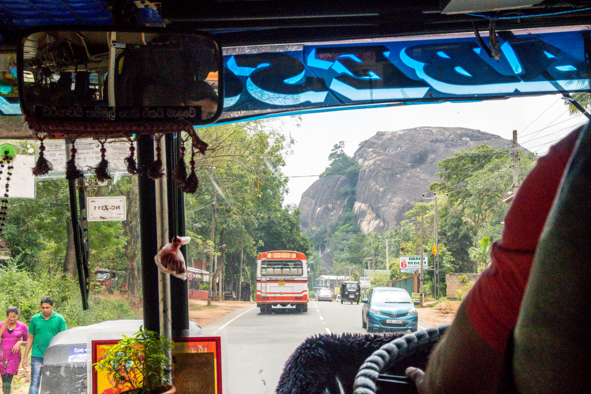 Entre buses y carreteras, Sri Lanka