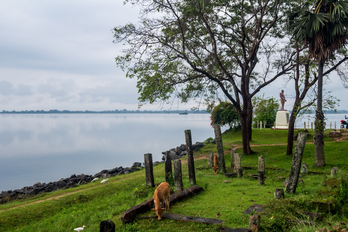Junto al lago, Polonnaruwa