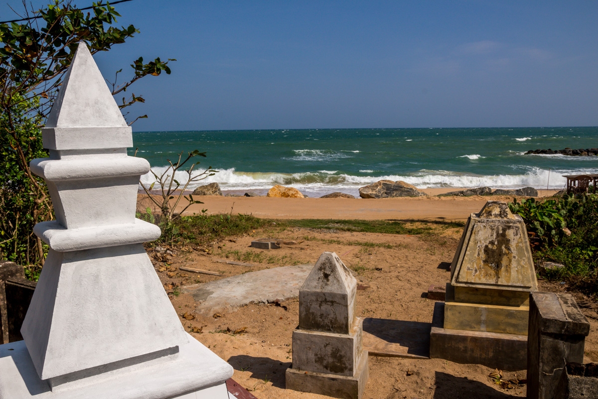 Cementerio junto a la playa, Tangalle