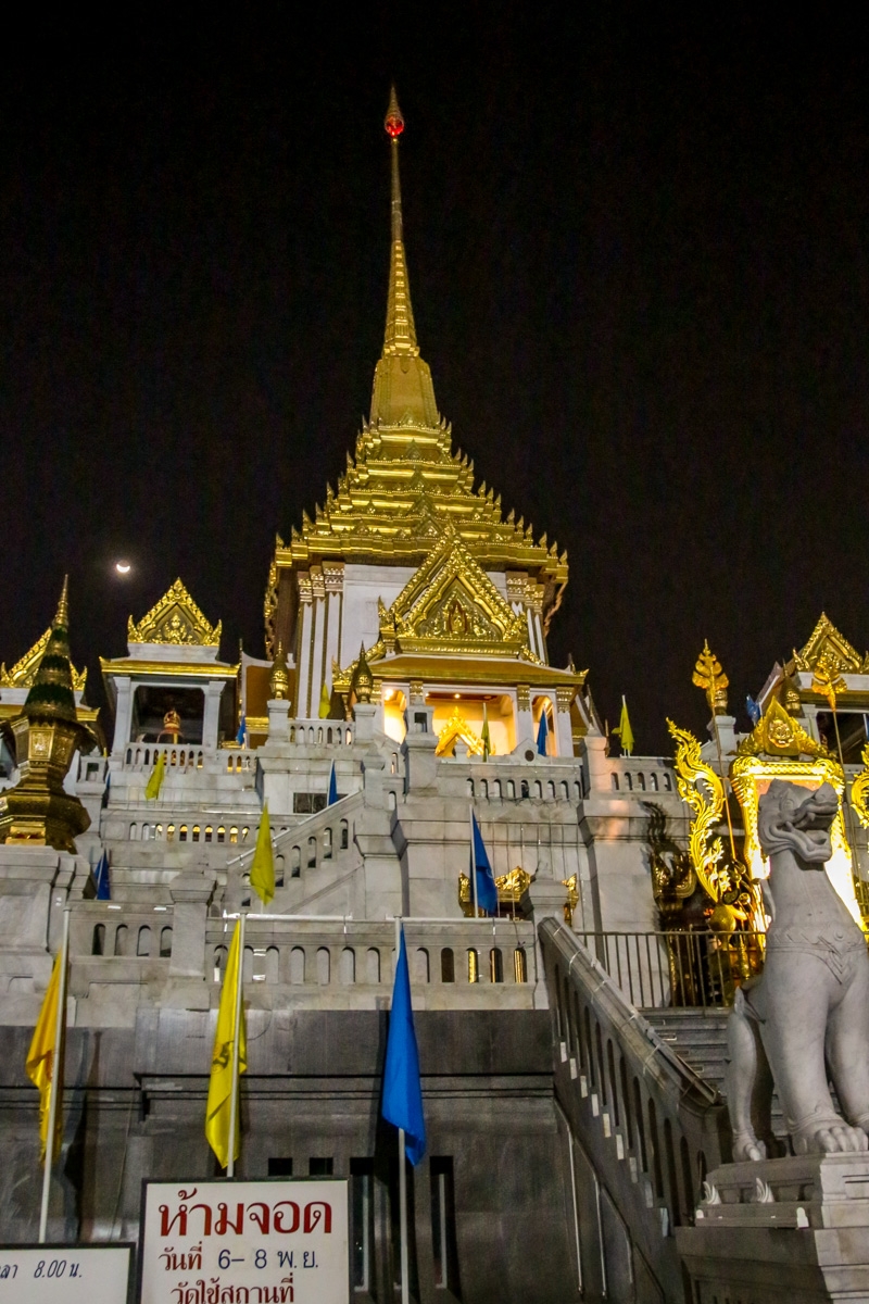 El Templo del Buda de Oro con la luna de fondo, Bangkok