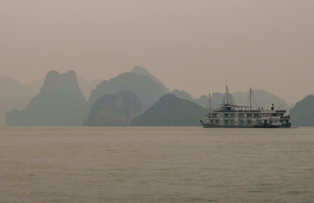 Barcos contra la niebla de Halong Bay