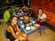 Con Violet cenando Hot Pot en Hanoi