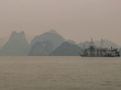 Barcos contra la niebla de Halong Bay